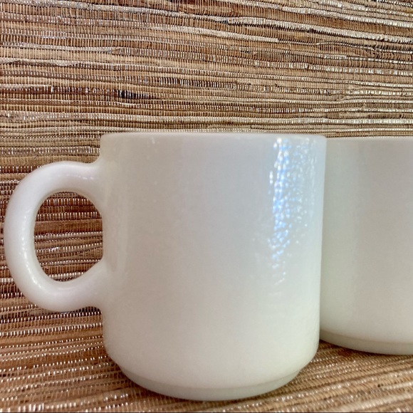 Pair of milk glass mugs - Picture 3 of 3